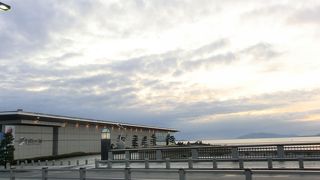 宍道湖の夕日スポットのひとつである美術館