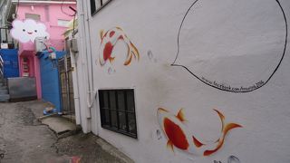 記念撮影を「梨花洞路上美術館」