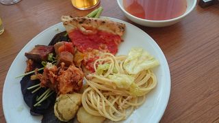 ギンザ・グラッセにある地中海料理が安く美味しく、ビュッフェで楽しめるレストラン。ビルから見える銀座の景色も楽しめる。