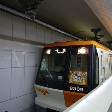他の大阪市営地下鉄より小さな車両