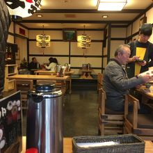 八雲東店、店内。