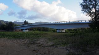 名蔵湾と名蔵アンパルを区切る橋