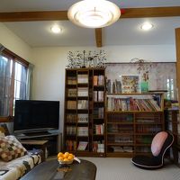 玄関を上がって、すぐ右に談話室があります。