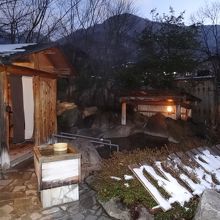 雪を見ながらの露天風呂は最高に気持ちいいですね。