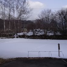 夏季シーズンは前庭で、朝食が頂けるそうです。