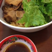 カフェも沢山並んでます