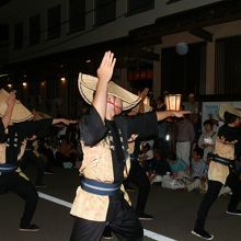 男踊りは直線的な動きで素朴さが良い。