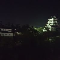 部屋の窓から近くにお城が見える