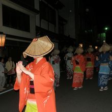 下新町の朱色を基調とした女性の浴衣が特徴的です。