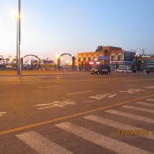 夜の港は静かでした