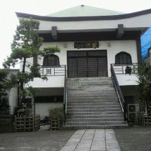 妙顕寺の門柱と本堂です。表札と本堂の上の額の山号が不可解です