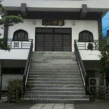 妙顕寺の門を入ると本堂があります。手前に、長い階段があります