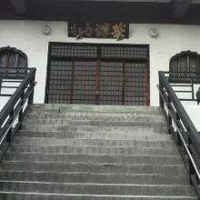 妙顕寺の本堂の様子です。手前の階段は、きつく、そして長いです