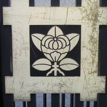 妙顕寺の黄金色の紋章です。入口の門に掲げられていました。