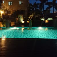 夜のプールも綺麗