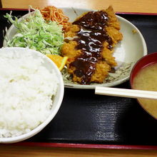 日替わりメニュー「トンカツ定食」。300円という驚きの安さ