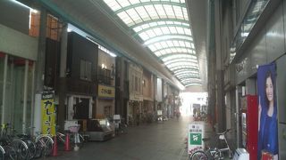 地元の方向けの静か目なアーケード街