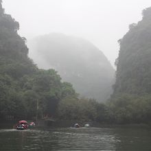 ボートを漕ぐを音しか聞こえない