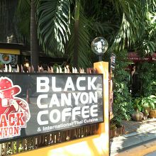 アソーク駅からBTSと直交する大通りを歩きます。カフェの次！