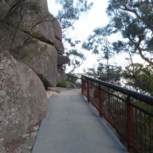 登り道では岩場もあります