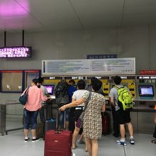 券売機は人だかりが…