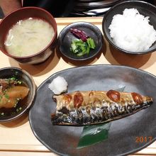 焼きさば定食　930円