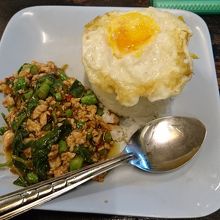 カオパッガパオムーカイダーオ