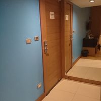 ドア前に大きな鏡