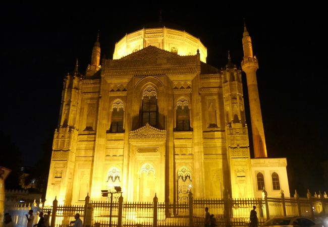 ライトアップされた街中のモスク