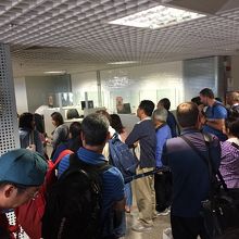 入国審査ブースが空っぽ！蒸し暑い中ひたすら待たされた乗客