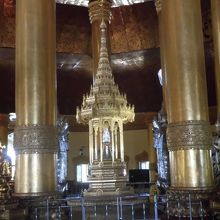 中央のガラスケースに歯が納められている