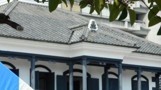 駅前の目立つ建物