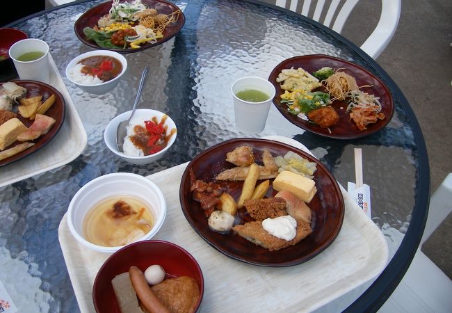 お花に囲まれてバイキング