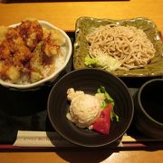 若鶏ピリ辛天丼・そばセットを注文