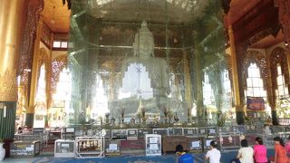 高台にある大理石の仏像