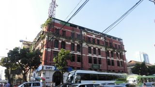 大きな鉄塔が目印