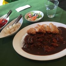 鶏胸肉煮込みと鶏もも肉カツカレー