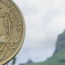 100フラン硬貨とモウアロア山