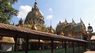 日本から寄贈された仏像がある