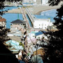 江島神社から見下ろす江ノ島大橋と江ノ島弁天橋