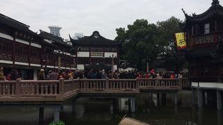 九曲橋を渡る為に並びました。