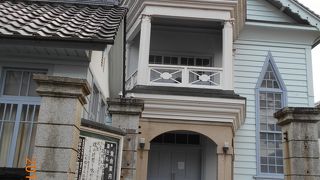 落ち着いた雰囲気の川端に建つ瓦屋根の洋風の建物