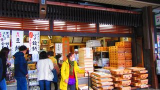 行列が絶えない和菓子店