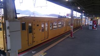 新見～伯耆大山間の普通列車は主に未リニューアルの１１５系が使用されています