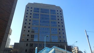 近代的な建物と、重厚な雰囲気で、歯医者さんというイメージを覆します。