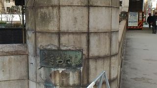 日本橋川に架かる重厚な橋。