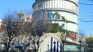 飲食店の他に3000人キャパのホールもあります。