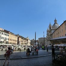 ナヴォーナ広場の北側にあります。