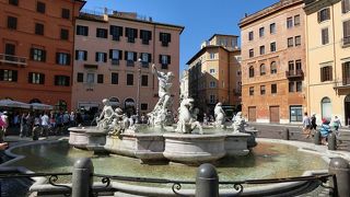 タコと格闘するネプチューン