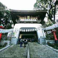 江島神社 端心門は、参道の急階段の上に位置する山門